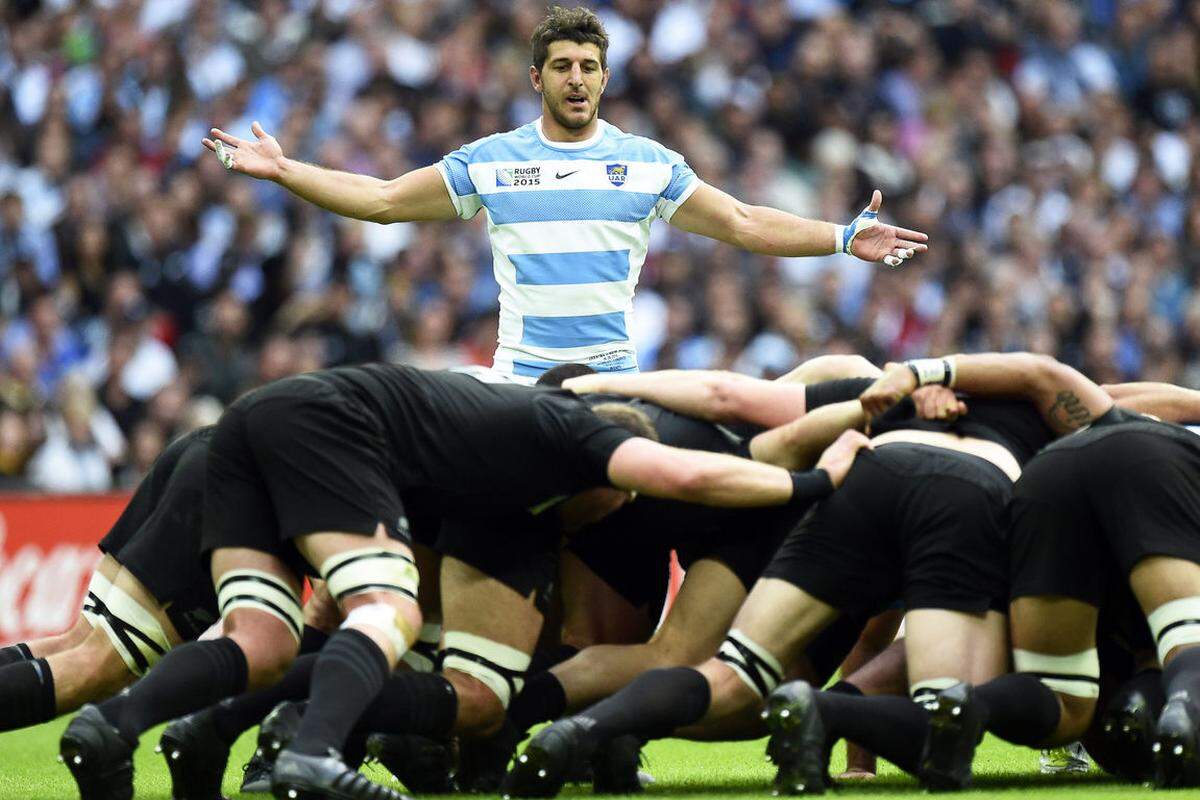 Ist Rugby hierzulande fast unbekannt, ist es in England und vielen ehemaligen Kolonien Volkssport. Rugby verlangt Konzentration, vor allem Perspektive - aber trotzdem ist Argentinien nicht überlegen. Schon gar nicht gegen die All Blacks aus Neuseeland. Sie haben im "Scrum", dem Gewusel aus Mensch und Ball, die Oberhand...
