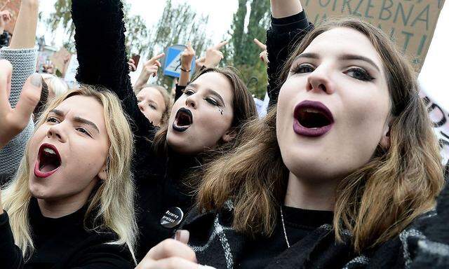 Polen will Abtreibungen nur noch erlauben, wenn das Leben der Mutter durch die Schwangerschaft in Gefahr ist. Das freut die Kirche und entzürnt viele Menschen in Polen.