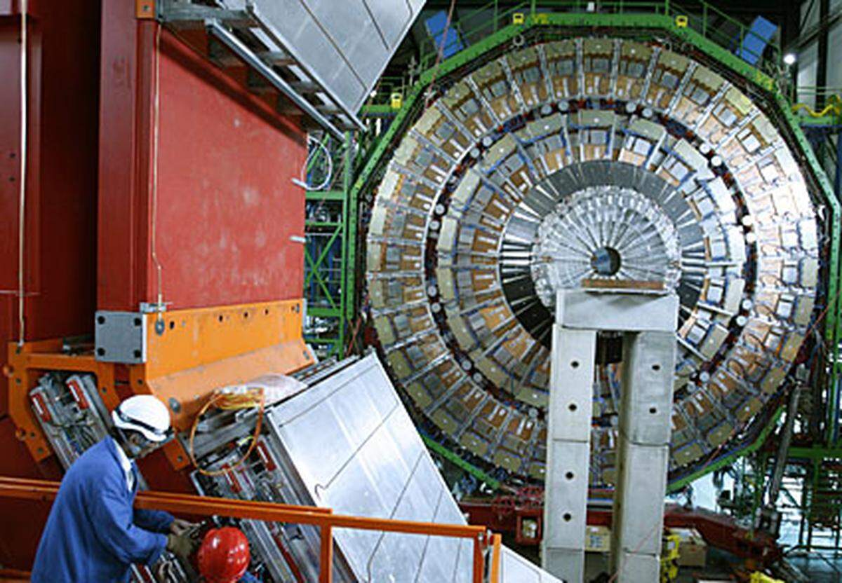 Bei voller Energie rasen rund 11.000 Mal pro Sekunde Billionen an Protonen durch den LHC. Die Teilchen bewegen sich mit 99,9 Prozent der Lichtgeschwindigkeit.