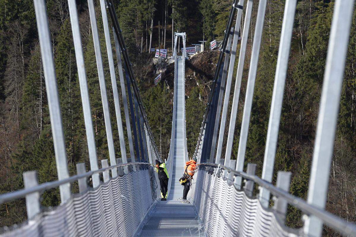 Die rund 70 Tonnen schwere Brücke ist durch vier Tragseile mit 16 Felsankern gesichert und weist eine Gehbreite von 1,2 Metern auf.