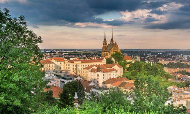Blick auf Brno von der Festung Spielberg/ˇSpilberk aus. Im Zentrum der Stadt die Kathedrale St. Peter und Paul.