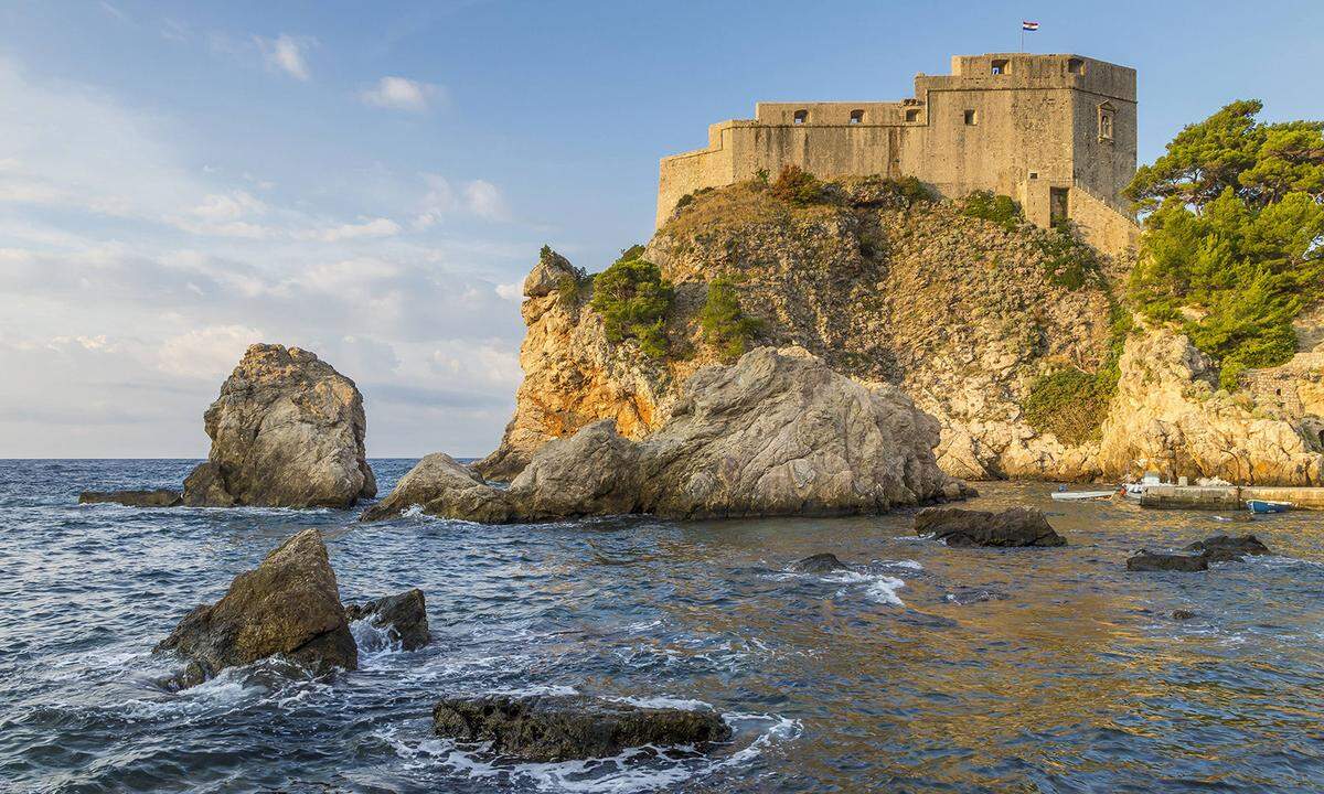 Der Rote Bergfried – das Herz von Königsmund – ist seit der zweiten Staffel (zuvor wurde in Malta gedreht) in der Wirklichkeit die Festung Lovrijenac, etwas außerhalb der Altstadt von Dubrovnik auf einem 37 Meter hohen Felsen direkt an der Küste. Wer den „Eisernen Thron“ am Ende erklimmen wird, werden wir erst erfahren. Den Sturm auf die Festung können Reisende bereits jetzt starten. Die Bucht direkt vor der Festung wurde übrigens für die Szenen von der „Schlacht am Schwarzwasser“ verwendet.