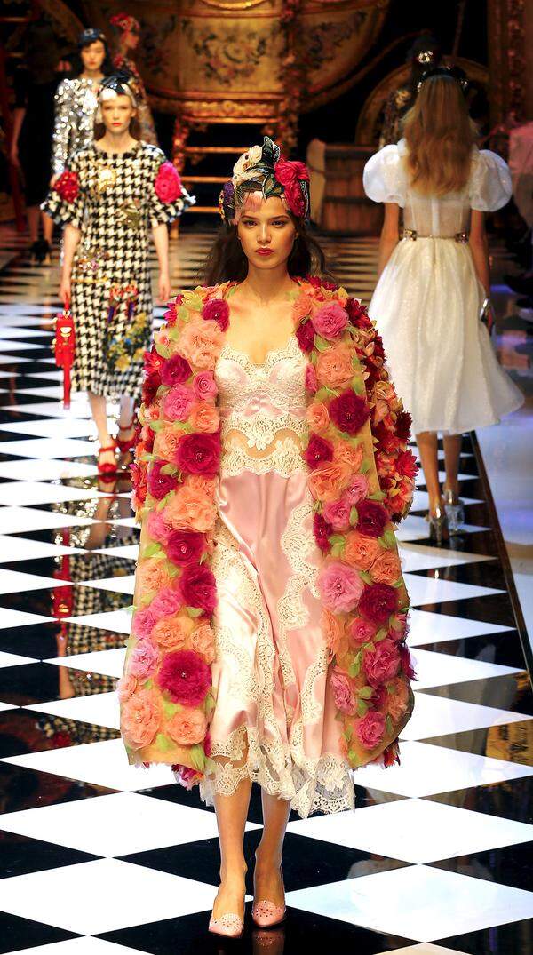 Dasselbe gilt für ihren Hang zum Luxus. Beim G7-Gipfel in Italien trug sie etwa einen Mantel von Dolce &amp; Gabbana um 50.000 Dollar. Das kam ebenfalls nicht gut an.