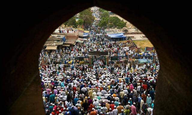 INDIA-Der Blick auf den Islam – hier Feiern zum Ende des Ramadans in Neu-Delhi – ist vielfach durch Vorurteile verstellt.  -ISLAM-EID