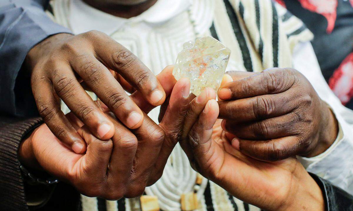 Präsident Ernest Bai Koroma gab als Ziel aus, die verhängnisvolle Zeit der "Blutdiamanten" hinter sich zu lassen und mit dem Verkauf des "Friedens-Diamanten" ein Zeichen zu setzen. In den 90er-Jahren wurde mit dem illegalen Schürfen, dem Schmuggel und dem Verkauf der Edelsteine der Bürgerkrieg in Sierra Leone finanziert.