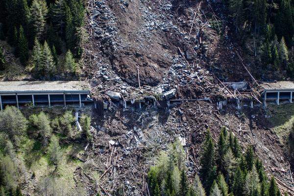 Auf der Felbertauernstraße bei Matrei in Osttirol hat es in der Nacht auf Dienstag einen massiven Felssturz gegeben.