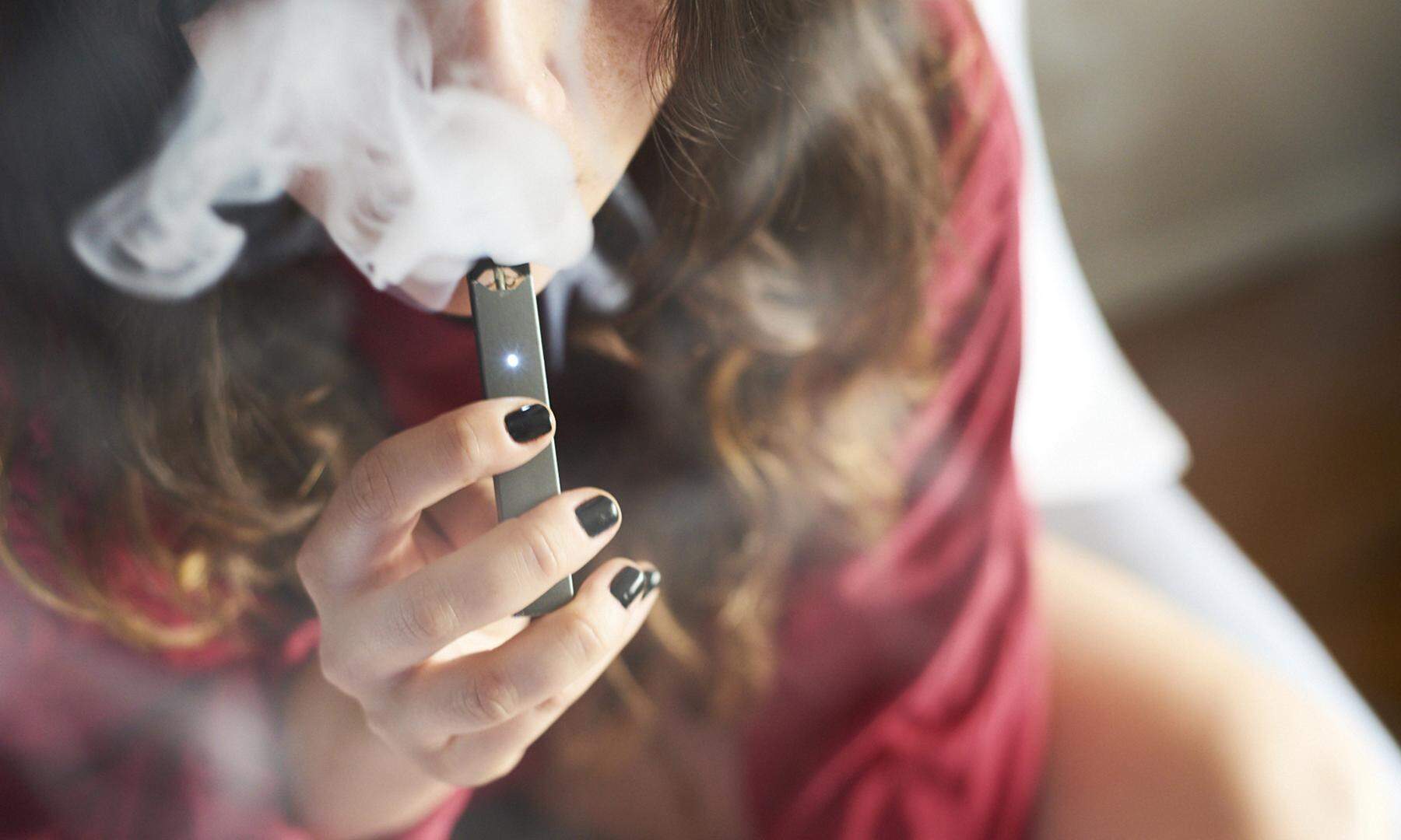 Süchtige Teenager: Wie die E-Zigarette „Juul“ zieht