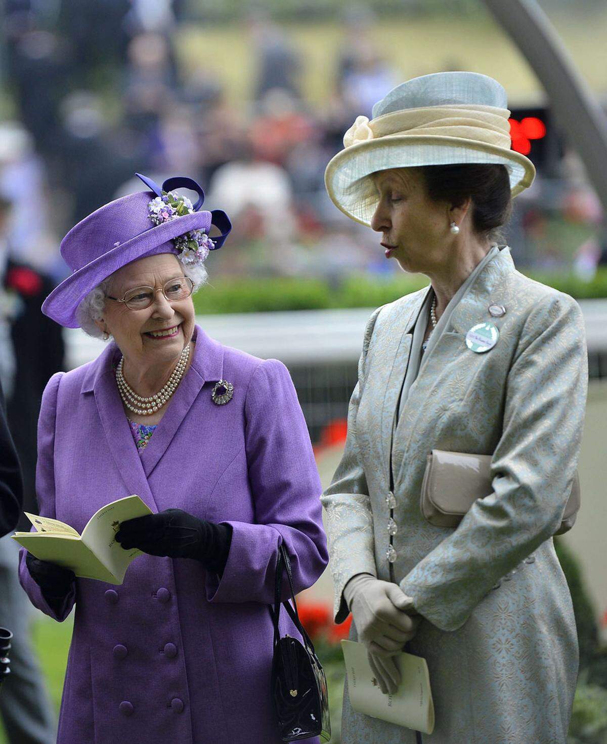 Queen Elizabeth II zeigte sich an der Seite ihrer Tochter Prinzessin Anne wie immer Ton in Ton, setze aber in Sachen Hutmode auf Altbewährtes.
