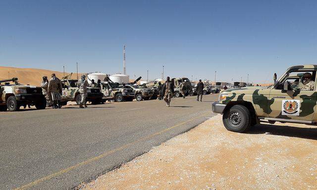 Archivbild: Haftar-treue Truppen auf einem Ölfeld in Libyen