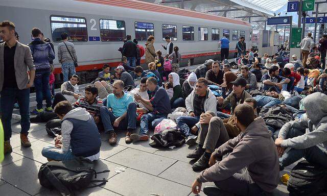 Flüchtlinge am Bahnhof in Salzburg.