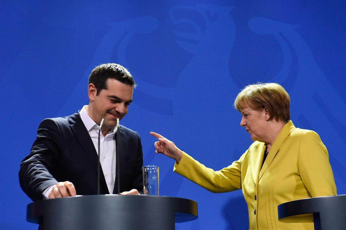 Merkels schärfste Kritiker sitzen ohnehin im Ausland: In der Euro-Krise wurde die deutsche Kanzlerin zur Hassfigur der Griechen, selbst Hitler-Vergleiche musste sie über sich ergehen lassen. Denn Merkel setzt im Kampf gegen die Schluldenkrise vor allem auf „Haushaltsdisziplin“. Das Berliner „Spardiktat“ schürt antideutsche Ressentiments.