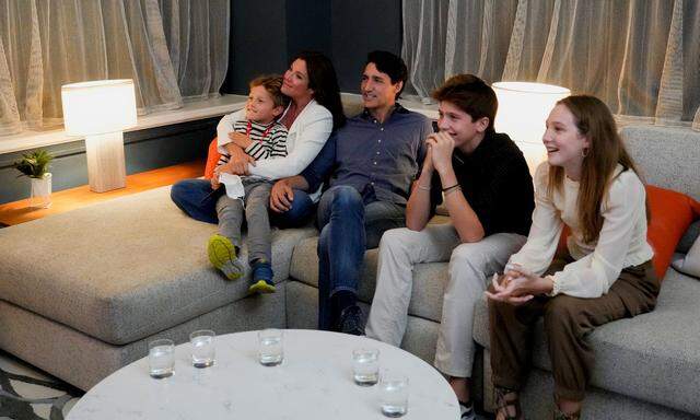 Kanadas liberaler Premierminister Justin Trudeau, seine Frau Sophie Gregoire und seine Kinder Ella-Grace, Xavier und Hadrien beobachten die Stimmauszählung via TV. 