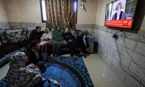 In Rafah im Gazastreifen verfolgt eine palästinensische Familie die Verlesung des vorläufigen Urteils in Den Haag.  