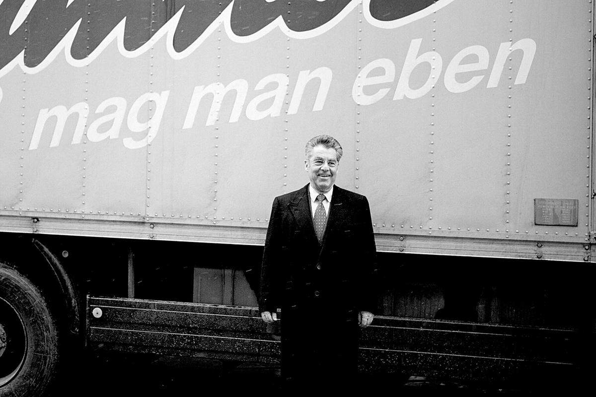 INGO PERTRAMER: Mag man eben, Manner-Fabrik, Wien, 2.3.2004 Heinz Fischer während eines Betriebsbesuchs im Hof der Firma Manner.