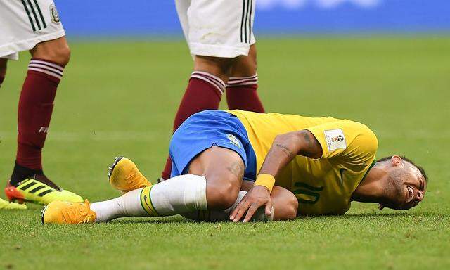 Neymar windet sich am Boden