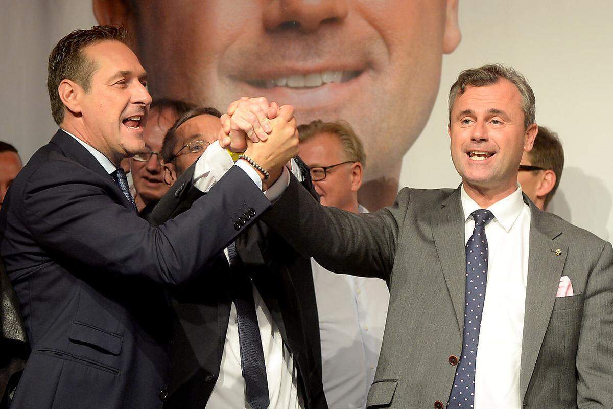 Hofer wirkte bei seinem Auftritt noch nicht ganz überzeugt, nach Auzählung der Wahlkarten Bundespräsident zu sein. Die FPÖ habe aber auf jeden Fall gewonnen: Entweder er werde Präsident werden oder Strache als Kanzler unterstützen können.