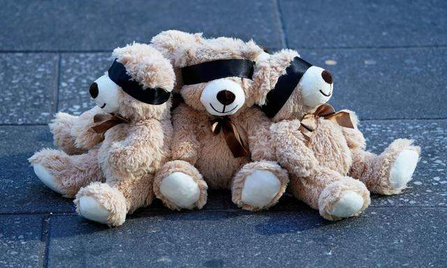Teddybären mit verbundenen Augen als Symbol für die Kinder, die von der Hamas als Geiseln genommen wurden. 