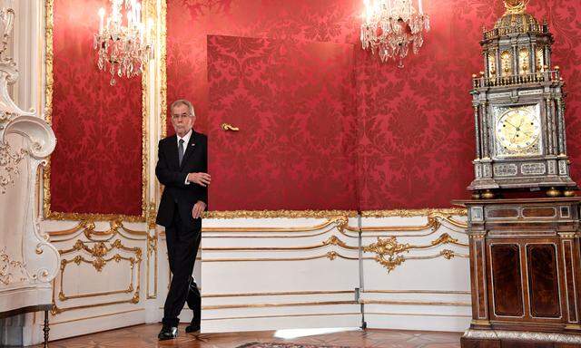 Bundespräsident Alexander van der Bellen vor der berühmten roten Tapetentür