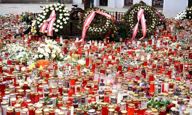 Vor einem Jahr: Gedenken an die Opfer des Terroranschlags im Wiener Bermudadreieck in unmittelbarer Nähe des Stadttempels.