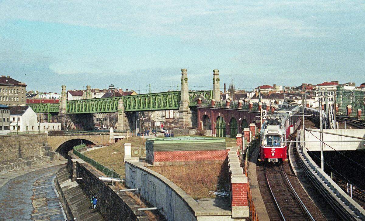 Die charakteristischen Wagen waren in Wien von 1979 bis 2008 in Wien in Betrieb - zunächst als Stadtbahn, ab 1989 als U6. Basis für die Wagen war übrigens der sogenannte Typ Mannheim - eine Fahrzeugreihe, die unter anderem auch bei der Wiener Straßenbahn eingesetzt wurde. Ein großer Unterschied: Bei der U-Bahn gab es Einstiege auf beiden Seiten.