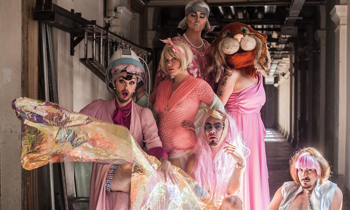 HOTEL BUTTERFLY. Die Künstlergruppe ist als Hotelbetrieb aufgestellt und nistet sich in wechselnden Locations ein. Die Kostüme sind essenzieller Bestandteil der eigenen Inszenierung.