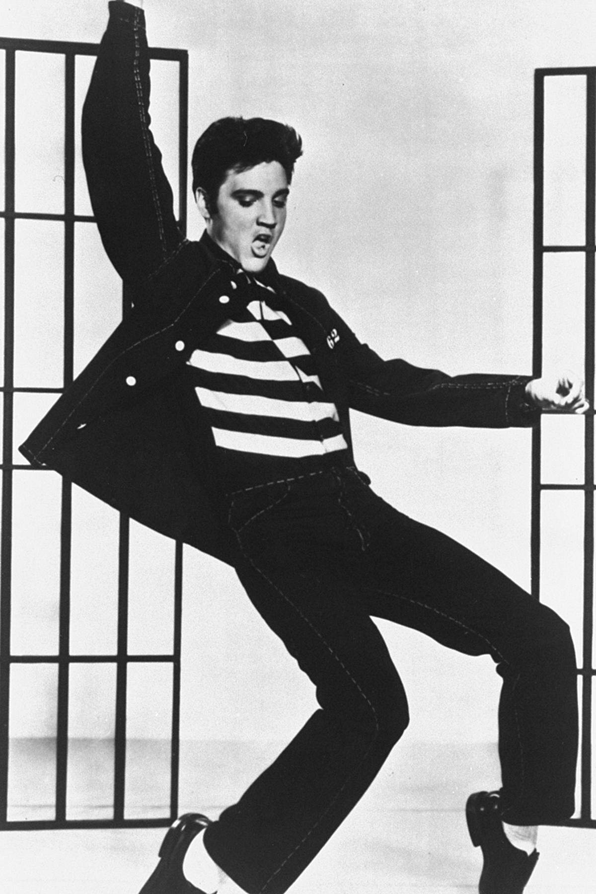 Kaum jemand wird stärker mit Rock'n'Roll assoziiert wie Elvis Presley (1935 - 1977). Der "King" coverte (und kopierte) Songs schwarzer Musiker wie Little Richard und erlangte Weltruhm. Presley wurde dabei unterstützt von ...