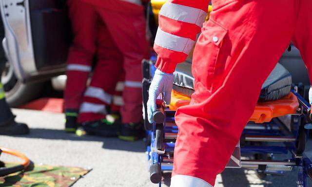 Patienten warten oft mehrere Stunden in Spitälern, bis sie für den Heimtransport abgeholt werden. (Symbolbild)