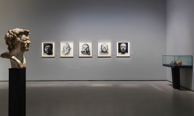 Arnulf Rainer bezog sich mehrmals direkt auf die Charakterköpfe von Messerschmidt (l. im Vordergrund). Rechts Rainers bemalte Beethoven-Masken. 