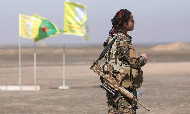 Offensive gegen Raqqa: Eine kurdische Kämpferin der Syrischen  Demokratischen Kräfte (SDF) beim Vormarsch auf die syrische IS-Hauptstadt.  