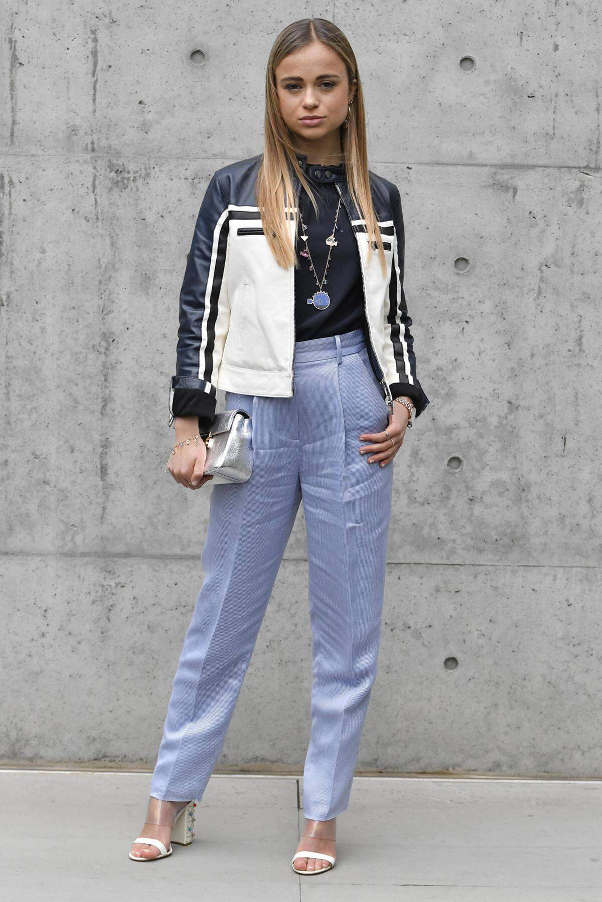 Lady Amelia Windsor beehrte die Show von Emporio Armani. 