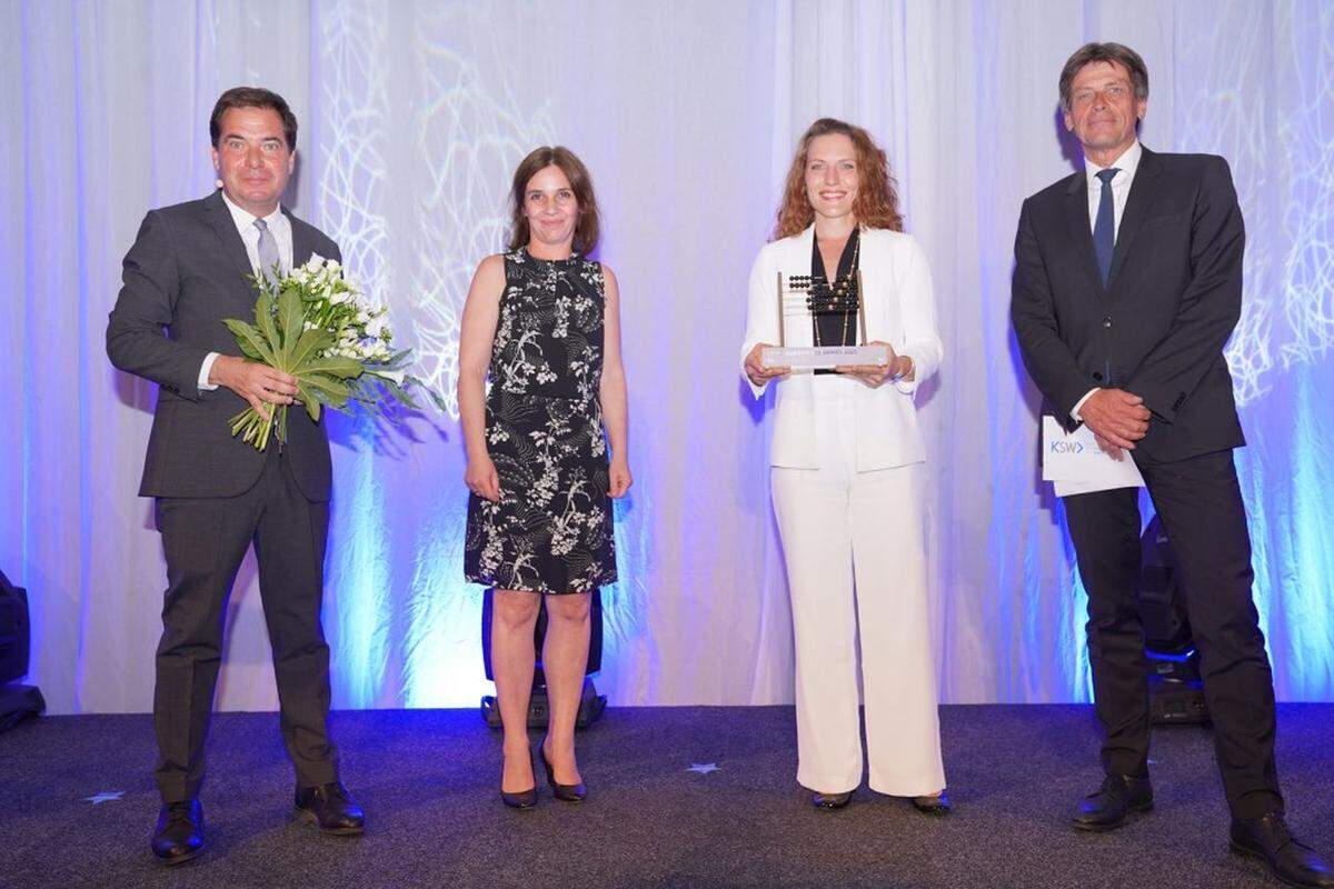 …mit Susanne Mortimore, CEO LexisNexis Österreich (2. v. l., mit Rainer Nowak, Iris Jasmin Kriczer und Herbert Houf).