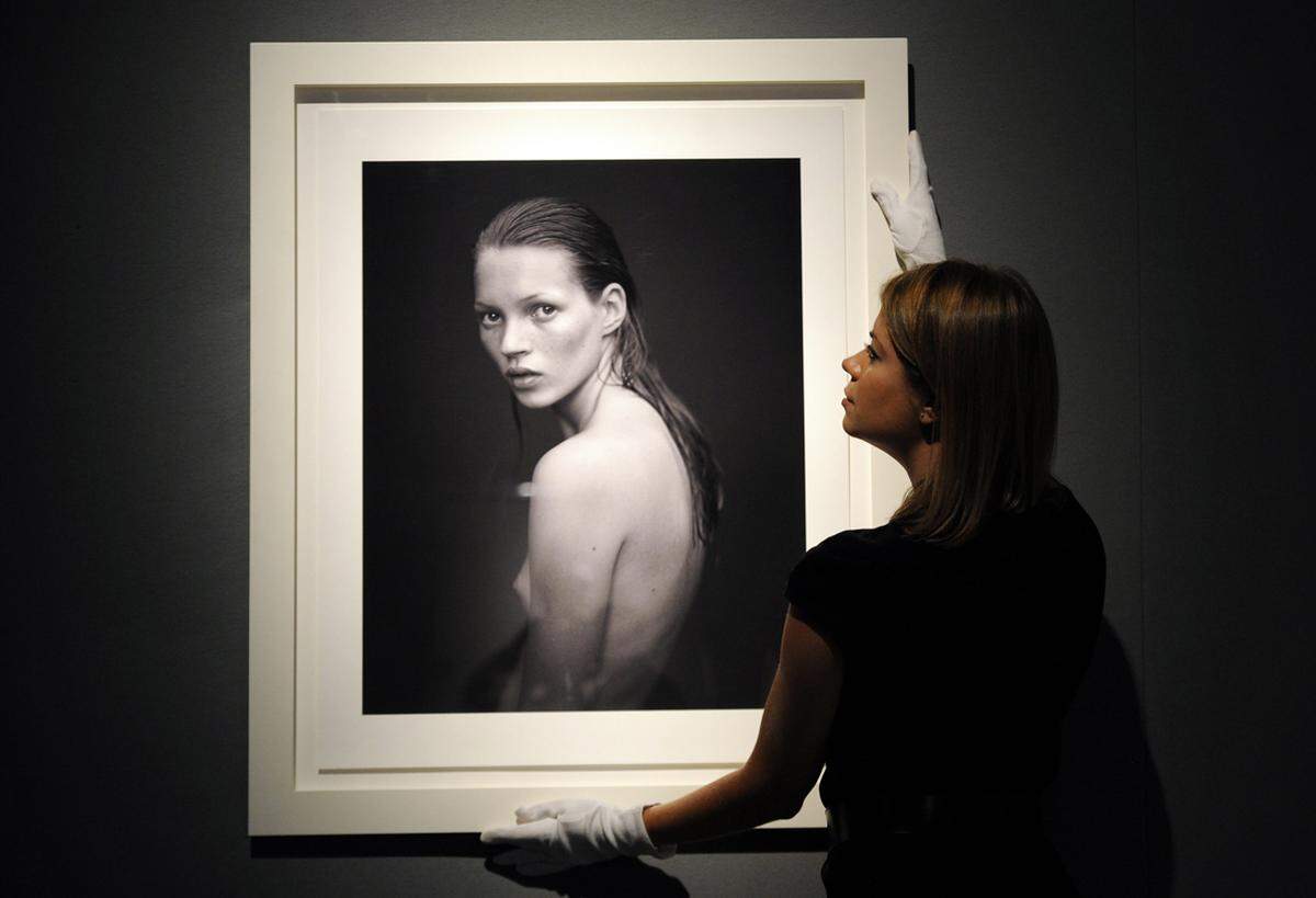 Dieses Bild trägt den Titel "Obsession" und wurde von Calvin Klein für sein gleichnamiges Parfum für die Kampagne 2003 verwendet. Das Bild wurde von Fotograf Mario Sorrenti, dem damaligen Freund des Models, aufgenommen. Es soll etwa 14.000 Euro einbringen.