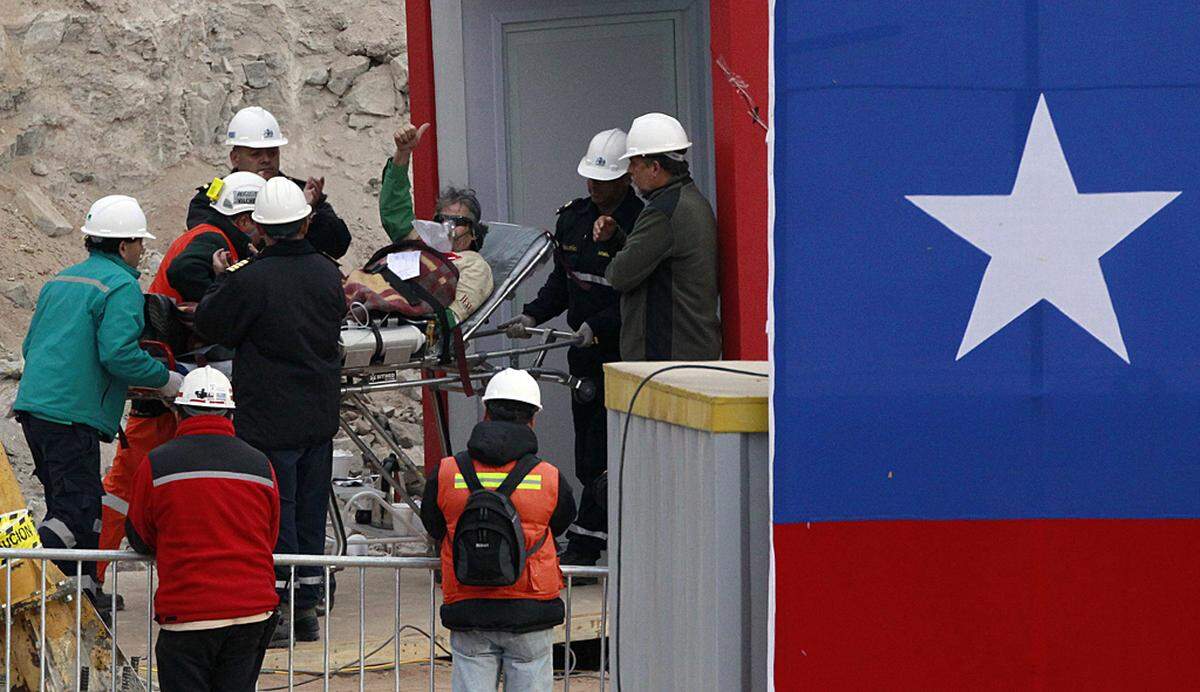 Die Geborgenen werden umgehend ins Feldlazarett gebracht. Am Nachmittag zeigt sich Chiles Gesundheitsminister zuversichtlich, dass die Bergleute die wochenlangen Strapazen körperlich ohne große Probleme überstehen werden.