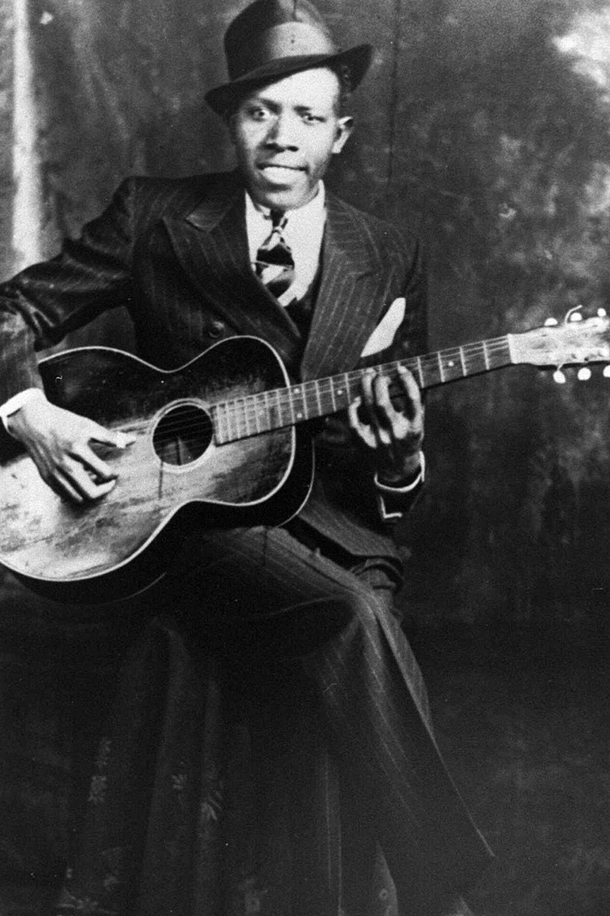 Wie zu Beginn angekündigt, waren es zum größten Teil schwarze Musiker, die als Wegbereiter des Rock and Roll fungierten. Der Delta Blues der 20er Jahre (allen voran Robert Johnson; im Bild) und der Chicago Blues der späten 40er und frühen 50er Jahre (u.a. Muddy Waters' "Rollin Stone") waren der Grundstein dafür.