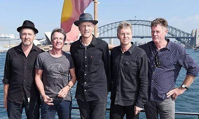 Midnight Oil im Hafen von Sydney (von links: Jim Moginie, Rob Hirst, Peter Garrett, Martin Rotsey, Bones Hillman 