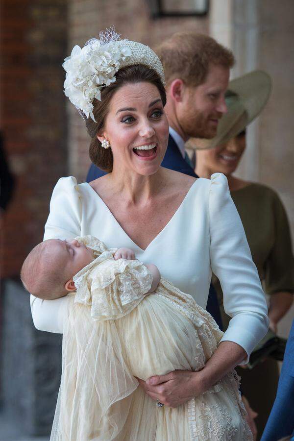 Herzogin Catherine erschien wie schon bei den zwei Taufen zuvor in einem Kleid von Alexander McQueen. Der kleine Louis trug dasselbe Taufkleid wie seine Geschwister. Es handelt sich dabei um eine Replik eines Kleides aus dem Jahr 1841. Queen Elizabeth II, Prinz Charles sowie William und Harry trugen es bei ihrer Taufe. 2008 wurde jedoch eine Kopie bei Schneiderin Angela Kelly in Auftrag gegeben, da das Original immer brüchiger wurde.