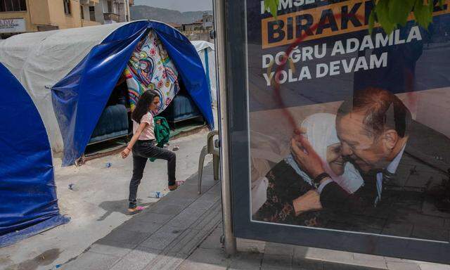 Wahlkampf im Erdbebengebiet in Hatay. Recep Tayyip Erdoğan verspricht Hilfe in großem Stil, Hunderttausende Wohnungen und bessere Zeiten.  