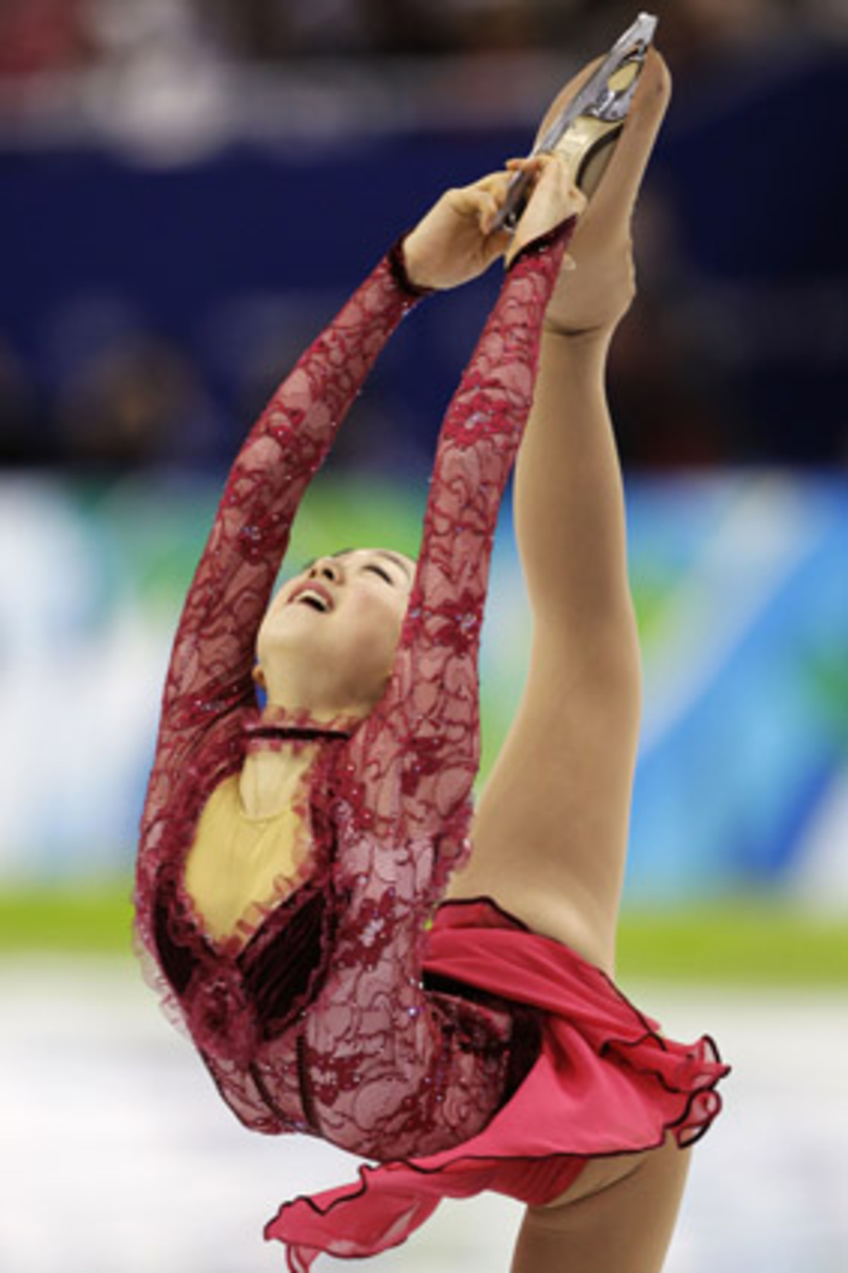 Die 19-jährige Kim genießt in ihrer Heimat Star-Status und konnte die Jury mit ihrer Darbietung zu einem "James Bond Medley" überzeugen. Höhepunkte ihrer Kurz-Kür waren ein Dreifach-Lutz und Dreifach-Toeloop, der Lohn dafür war die Weltrekord-Bewertung von 78,50 Punkten.
