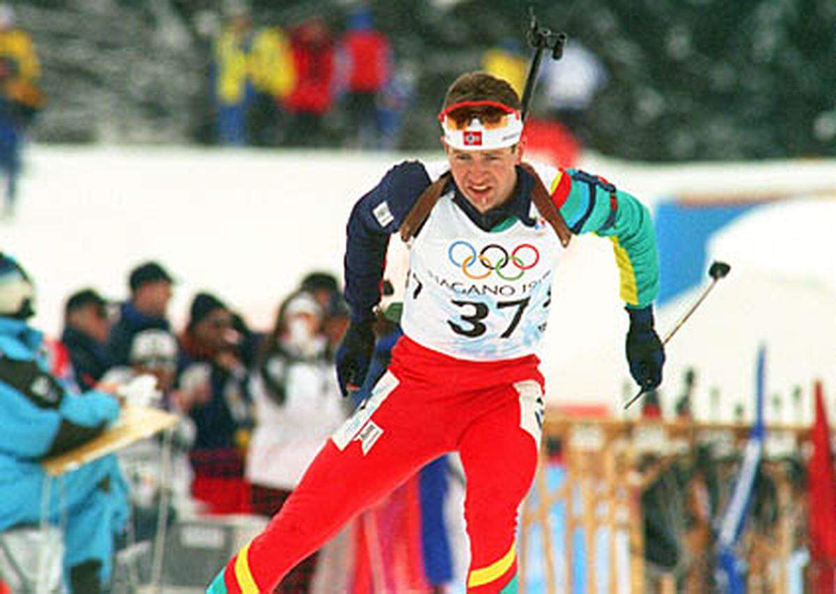 Im Alter von 24 Jahren erlebt der Norweger Ole Einar Björndalen seinen großen Durchbruch: Bei den Olympischen Spielen in Nagano erobert der in Drammen geborene Biathlet, der seit 1992 im Weltcup startet, im 10 km Sprint seine erste Goldmedaille. Dazu holt er mit der Staffel Silber.