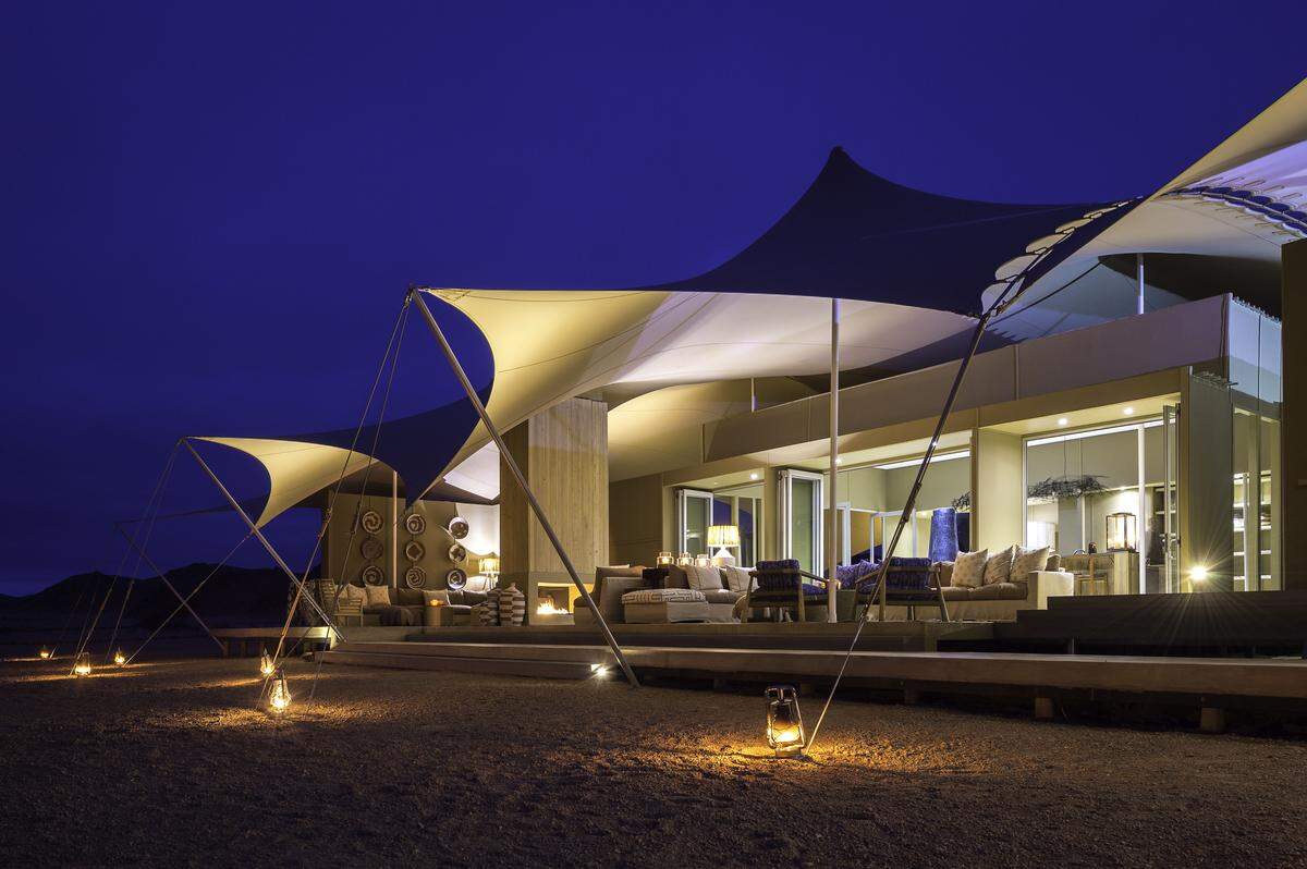 Hoanib Skeleton Coast, Namibia: Einzigartige, stylische Zeltkonstruktion nahe der Skelettküste im Westen Namibias.  Betrieben mit 100 Prozent Solarenergie wurden die Zelte erhöht auf Plattformen mit minimalem Einfluss auf die Umwelt gebaut.