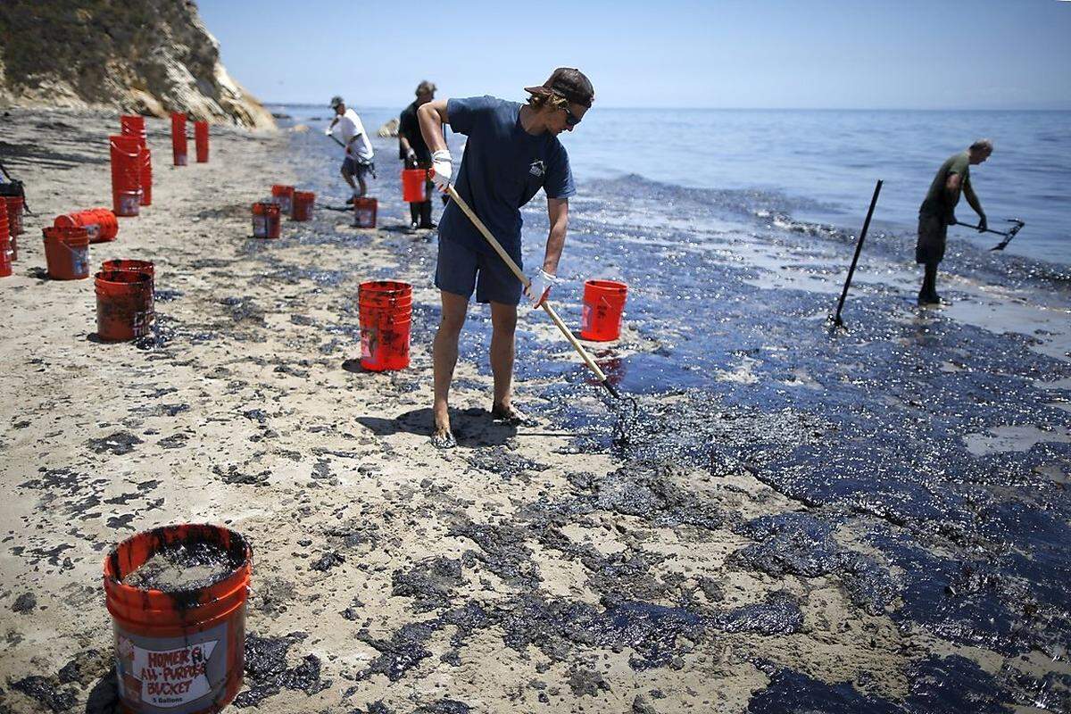 Ein Leck an einer Pipeline hat vor der Küste von Santa Barbara im US-Bundesstaat Kalifornien eine Ölpest verursacht. Mehrere Hunderttausend Liter Rohöl sind vor dem Strand Refugio State Beach ins Meer gelangt. Es könnte Monate dauern, bis er wieder nutzbar ist.