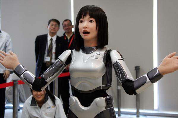 Hinter dem etwas sperrigen Namen HRP-4C verbirgt sich ein Roboter, der den Maßen einer japanischen Durchschnittsfrau nachempfunden ist. Er/Sie/Es kann sich wie ein Mensch bewegen, auf Sprachkommandos reagieren und sogar singen. Gesichtszüge kann HRP-4C inzwischen auch nachahmen.