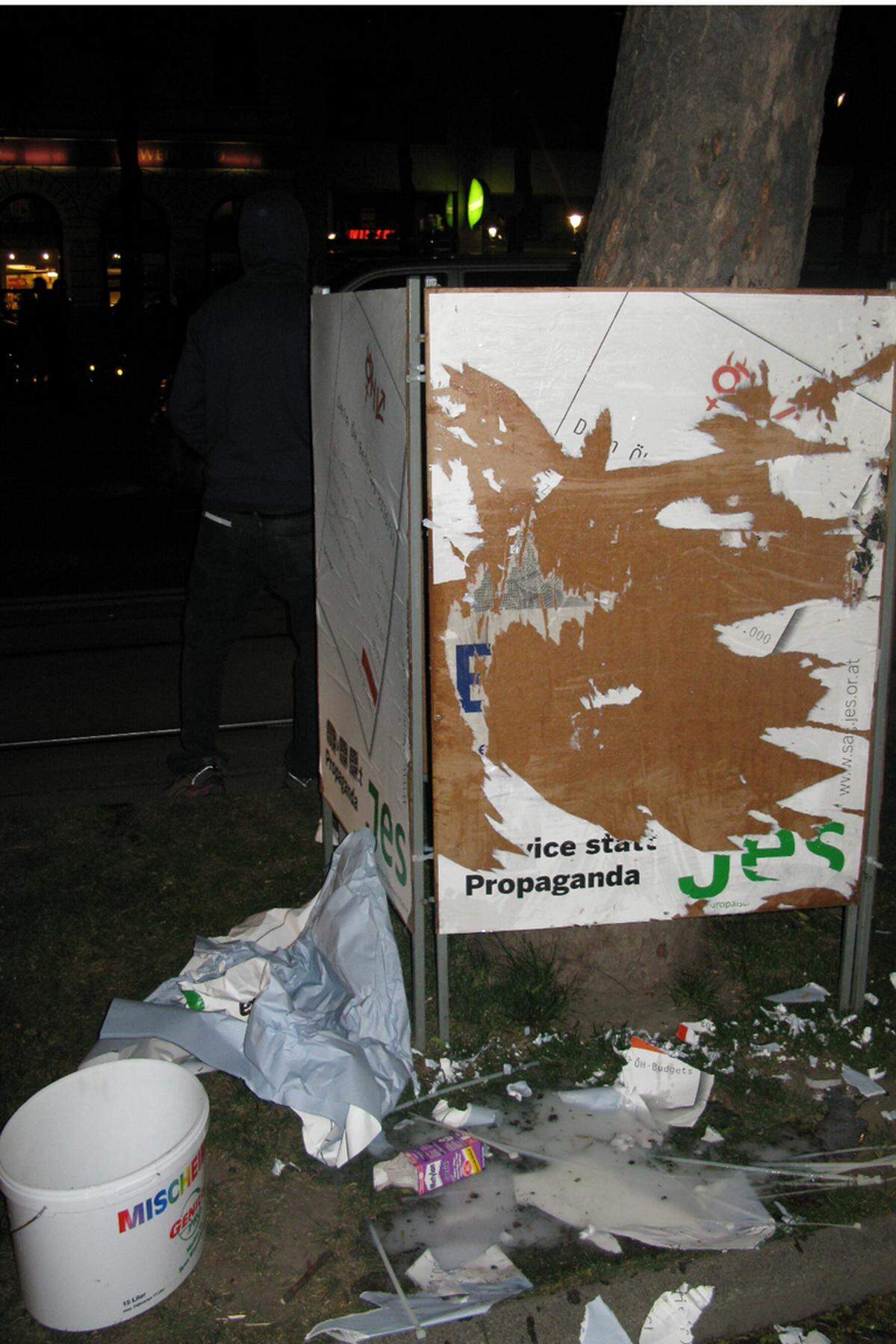Die Junge Europäische Studenteninitiative plakatiert gegen 21:30 Uhr auf der Ringstraße Wahlwerbung. Plötzlich tauchen Demonstranten auf, "reißen die Plakate herunter und schmeißen die Kübel mit Leim um. Wir mussten die Polizei rufen", sagt ein Wahlkämpfer. Dann wieder Blaulicht. Nicht alle hatten sich an diesem Abend im Griff. Der großen Mehrheit ging es aber um ihr Anliegen - "nie wieder Nazis am Heldenplatz".