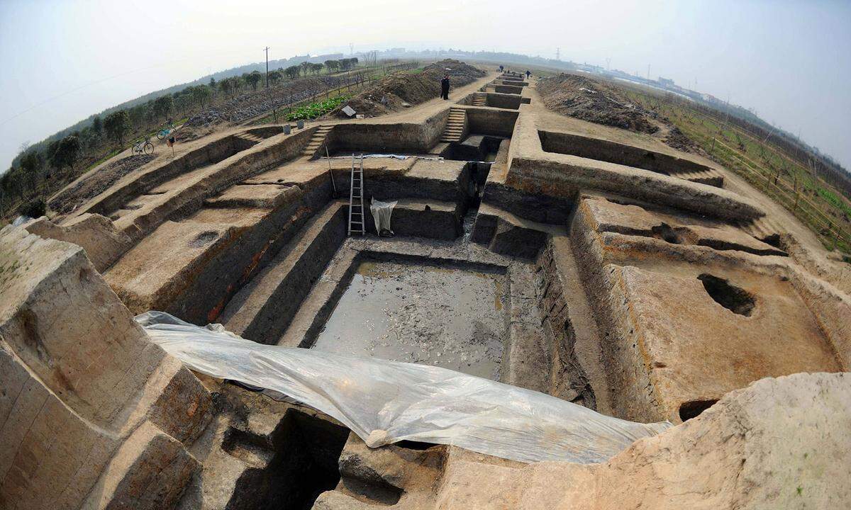 Auch die archäologische Stätte Liangzhu im chinesischen Hangzhou wurde zum Welterbe erklärt. Seit den 1970er Jahren wurden die Liangzhu-Ruinen (hier durch ein Fischaugenobjektiv fotografiert) im Rahmen verschiedenster Projekte in Jiangsu, Shanghai und Zhejiang ausgegraben, erforscht und geschützt, was anhand von Materialien und Erkenntnissen über Siedlungsformen, Verwaltungs- und hierarchische Strukturen, spirituellen Glauben, Umgangsformen und Zivilisierungsprozessen bereichernde Einblicke in die Liangzhu-Kultur verschaffte. Erst 2007 wurde die als verschollen gegoltene Liangzhu-Stadt wiederentdeckt. Mit dieser neuen Ernennung umfasst die Liste des Welterbes nun 55 Stätten in ganz China.