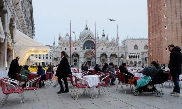 Am Venediger Markusplatz werden Gäste bereits mit Gratisgetränken gelockt