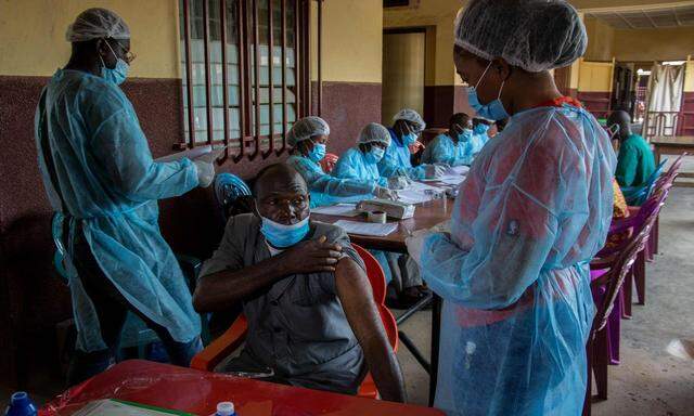Ein Mann in Guinea wird gegen Ebola geimpft. Der Ausbruch der gefährlichen Viruserkrankung in dem westafrikanischen Land in diesem Jahr wurde durch die Impfung rasch eingedämmt.