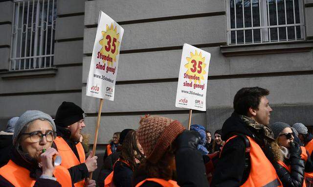 : STREIK VOR DEM SOZIALMINISTERIUM