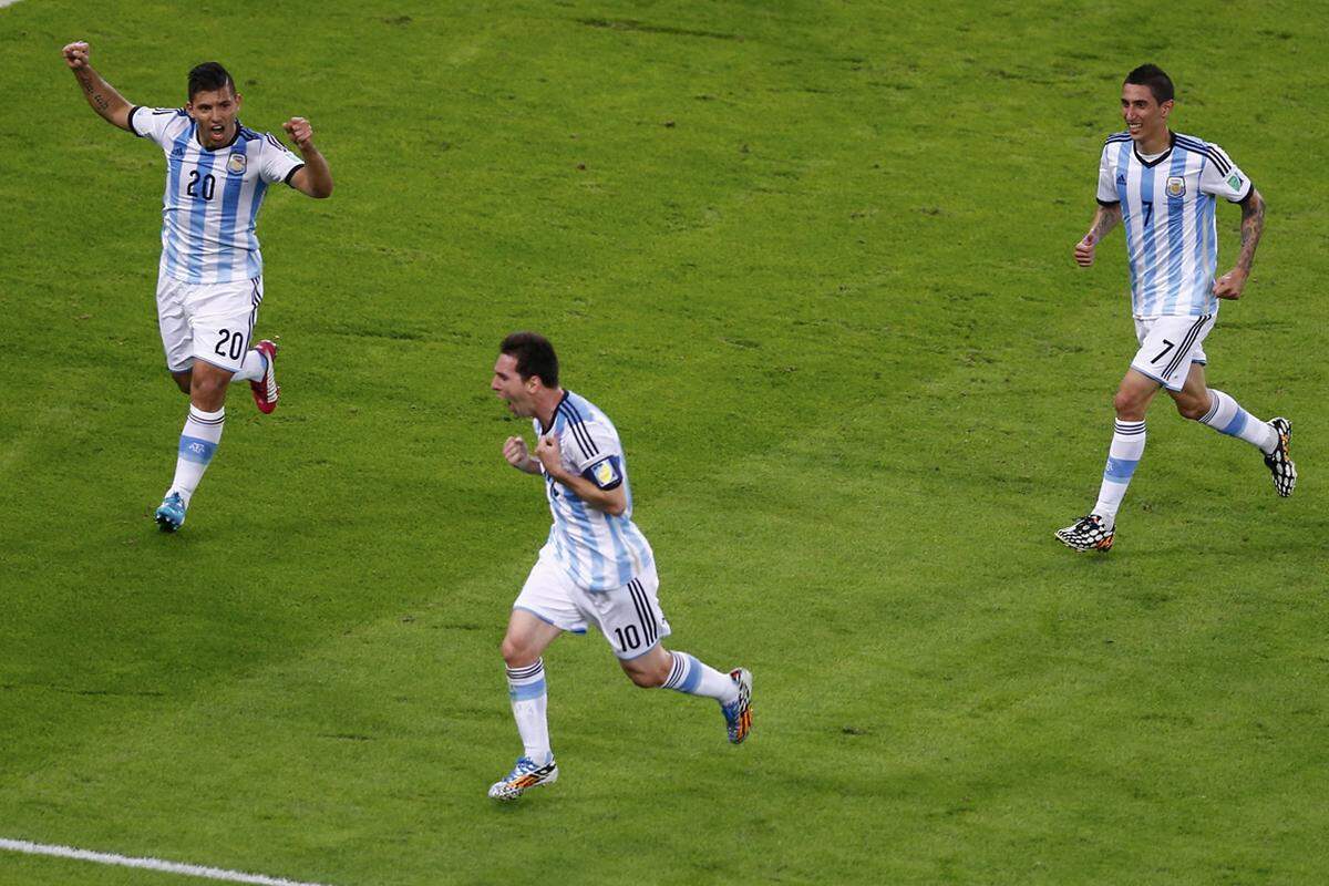 Lionel Messi bejubelt sein insgesamt zweites Tor bei einer WM.Argentinien vermag gegen Bosnien-Herzegowina im Maracana-Stadion von Rio de Janeiro trotz früher Führung durch ein Eigentor von Kolasinac (3.) dennoch nur selten zu glänzen. Der WM-Debütant vom Balkan hält wacker mit, der Anschlusstreffer von Ibisevic (85.) kommt aber zu spät.