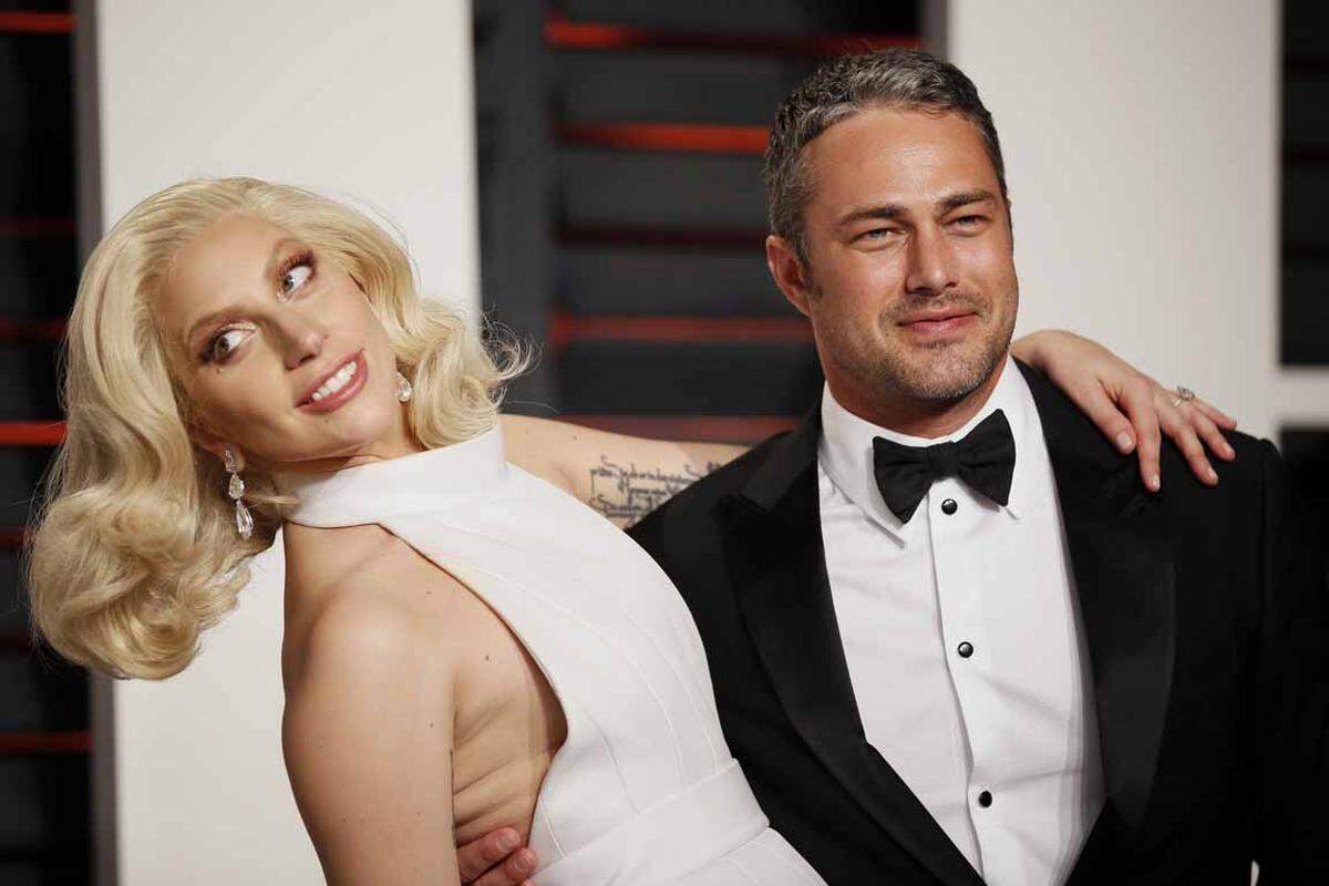 Fünf Jahre waren sie ein Paar, am Valentinstag 2015 verlobten sich Lady Gaga und Taylor Kinney, aber von der Hochzeit ist momentan keine Rede. Diese Beziehung wurde 2016 auf Eis gelegt.