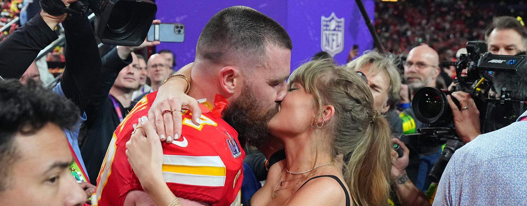 US-Popstar Taylor Swift und Chiefs-Spieler Travis Kelce küssen sich nach dem Super Bowl. 